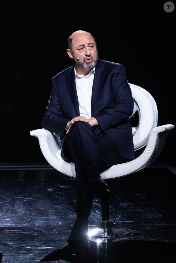 Exclusif - Kad Merad lors de l'enregistrement de l'émission "La chanson secrète N°14", présentée par Nikos Aliagas et diffusée le 26 décembre sur TF1, à Paris le 9 décembre 2025. © Jacovides-Moreau/Bestimage