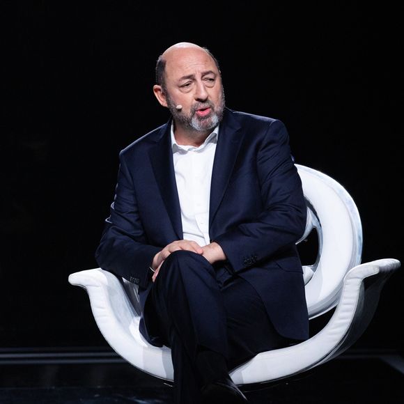 Exclusif - Kad Merad lors de l'enregistrement de l'émission "La chanson secrète N°14", présentée par Nikos Aliagas et diffusée le 26 décembre sur TF1, à Paris le 9 décembre 2025. © Jacovides-Moreau/Bestimage