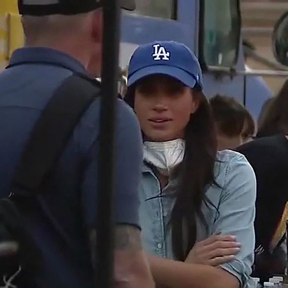 Dans laquelle elle célèbre une victoire : celle d'avoir tenu sa promesse faite à une fille de 15 ans
Le prince Harry et Meghan Markle se rendent au Pasadena Convention Center avec les services d secours et les victimes des incendies de Eaton à Los Angeles le 11 janvier 2025