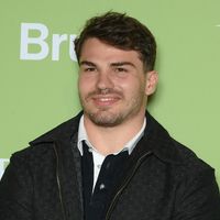 Après leur montée des marches remarquée, Iris Mittenaere et Antoine Dupont se retrouvent pour une soirée plage prestigieuse