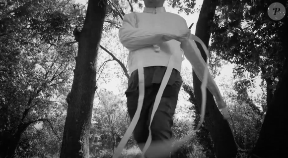 Andrew MacCarthy dans le clip "Borderline", YouTube