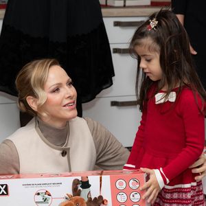 Le prince Albert II de Monaco et la princesse Charlène de Monaco assistent au spectacle de Noël à la crèche de la Croix-Rouge Rosine Sanmori et participent à la traditionnelle distribution de cadeaux de Noël à Monaco. Photo par Olivier Huitel / Pool Monaco / Bestimage