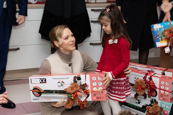 Le prince Albert II de Monaco et la princesse Charlène de Monaco assistent au spectacle de Noël à la crèche de la Croix-Rouge Rosine Sanmori et participent à la traditionnelle distribution de cadeaux de Noël à Monaco. Photo par Olivier Huitel / Pool Monaco / Bestimage