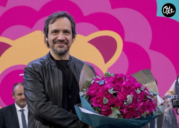 Alexandre Astier très fier en tant que lyonnais d'avoir une rose à son nom. La foire de Lyon annonce la création d’une nouvelle rose dédiée à un artiste lyonnais, Alexandre Astier. Cette nouvelle rose a été créée spécialement pour l’occasion par la Maison Meilland - 103ème édition de la Foire de Lyon 2023 (renommée la vie en rose après les annulations précédentes dues au Covid) au Parc des expositions "Eurexpo Lyon" à Chassieu, France, le 3 mars 2023. © Sandrine Thesillat/Panoramic/Bestimage