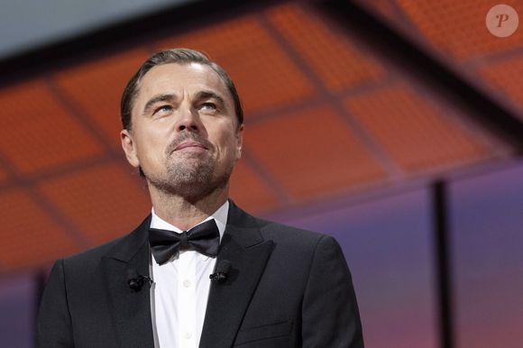 Le top offre en effet de nombreux sourires sur chacune des vidéos, à chaque personnalité que le couple a croisée.

Leonardo DiCaprio - Les célébrités lors de la cérémonie d'ouverture du 78ème Festival International du Film de Cannes, le 13 mai 2025.

© Borde / Jacovides  / Moreau / Bestimage