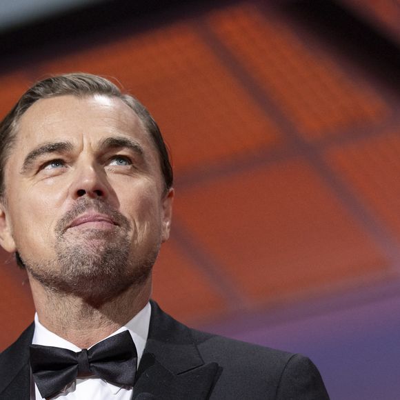 Le top offre en effet de nombreux sourires sur chacune des vidéos, à chaque personnalité que le couple a croisée.

Leonardo DiCaprio - Les célébrités lors de la cérémonie d'ouverture du 78ème Festival International du Film de Cannes, le 13 mai 2025.

© Borde / Jacovides  / Moreau / Bestimage