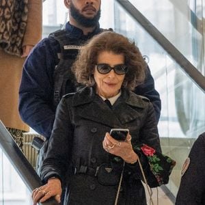 Fanny Ardant quitte le procès de Gérard Depardieu pour agressions sexuelles sur deux femmes lors d'un tournage de film en 2021 au tribunal correctionnel de Paris, France, le 24 mars 2025. Depardieu, 76 ans, qui a réalisé plus de 200 films et séries télévisées, a été accusé de comportement inapproprié par une vingtaine de femmes, mais c'est la première affaire à être jugée. Les deux plaignantes - Amélie, 54 ans, décoratrice, et Sarah (nom modifié), 34 ans, assistante réalisatrice - allèguent une agression sexuelle lors du tournage en 2021 de « Les Volets Verts » du réalisateur Jean Becker. © Yehiel Chekroune/Bestimage