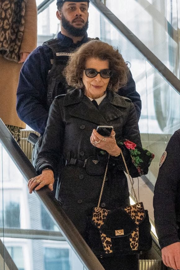 Fanny Ardant quitte le procès de Gérard Depardieu pour agressions sexuelles sur deux femmes lors d'un tournage de film en 2021 au tribunal correctionnel de Paris, France, le 24 mars 2025. Depardieu, 76 ans, qui a réalisé plus de 200 films et séries télévisées, a été accusé de comportement inapproprié par une vingtaine de femmes, mais c'est la première affaire à être jugée. Les deux plaignantes - Amélie, 54 ans, décoratrice, et Sarah (nom modifié), 34 ans, assistante réalisatrice - allèguent une agression sexuelle lors du tournage en 2021 de « Les Volets Verts » du réalisateur Jean Becker. © Yehiel Chekroune/Bestimage