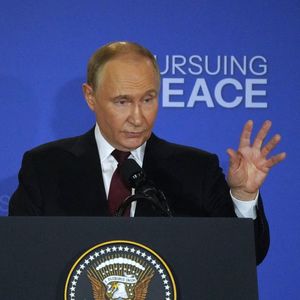 Le président russe Vladimir Poutine donne une conférence de presse conjointe avec le président américain Donald Trump (absent de la photo) après avoir conclu leurs entretiens à Anchorage, en Alaska (États-Unis), le 15 août 2025. Photo by Wu Xiaoling/Xinhua/ABACAPRESS.COM