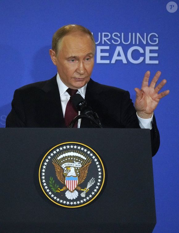 Le président russe Vladimir Poutine donne une conférence de presse conjointe avec le président américain Donald Trump (absent de la photo) après avoir conclu leurs entretiens à Anchorage, en Alaska (États-Unis), le 15 août 2025. Photo by Wu Xiaoling/Xinhua/ABACAPRESS.COM