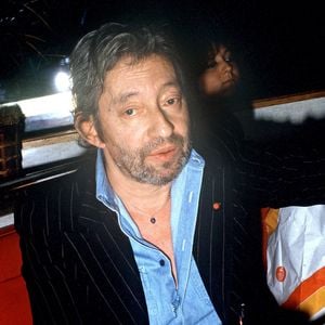 Le chanteur français Serge Gainsbourg fumant et buvant du whisky dans un pub près de Montparnasse à Paris, France, en septembre 1987. Photo par Christophe Geyres/ABACAPRESS.COM