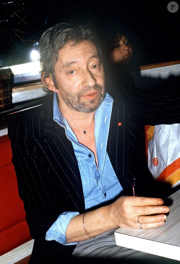 Le chanteur français Serge Gainsbourg fumant et buvant du whisky dans un pub près de Montparnasse à Paris, France, en septembre 1987. Photo par Christophe Geyres/ABACAPRESS.COM