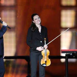 Elle garde un souvenir difficile de son passage au château, évoquant des tentatives de transformation imposées par la production.

Patrick Bruel, Claire-Marie Bron et Nikos Aliagas - Enregistrement de l'émission "La chanson de l'année" au château de Chambord, qui sera diffusée le 5 juin 2021 sur TF1. © Gaffiot-Moreau / Bestimage