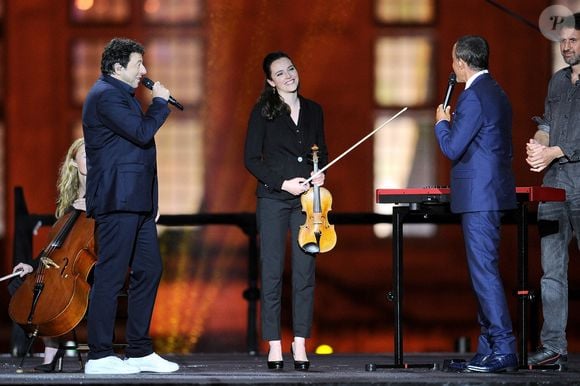 Elle garde un souvenir difficile de son passage au château, évoquant des tentatives de transformation imposées par la production.

Patrick Bruel, Claire-Marie Bron et Nikos Aliagas - Enregistrement de l'émission "La chanson de l'année" au château de Chambord, qui sera diffusée le 5 juin 2021 sur TF1. © Gaffiot-Moreau / Bestimage