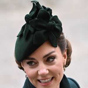 La vidéo a été tournée dans le Lake District, une région montagneuse située dans le Nord-Ouest de l’Angleterre.

Catherine (Kate) Middleton, princesse de Galles, assiste au défilé de la Saint-Patrick de la garde irlandaise à la caserne Wellington, à Londres.
