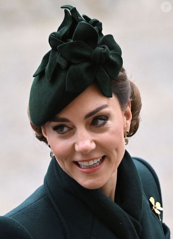 La vidéo a été tournée dans le Lake District, une région montagneuse située dans le Nord-Ouest de l’Angleterre.

Catherine (Kate) Middleton, princesse de Galles, assiste au défilé de la Saint-Patrick de la garde irlandaise à la caserne Wellington, à Londres.