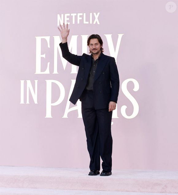Lucas Bravo - Hollywood - Première à Los Angeles de la saison 4 partie 1 de Netflix 'Emily In Paris' qui s'est tenue à l'Egyptian Theatre Hollywood.

Photo : Backgrid USA / Bestimage