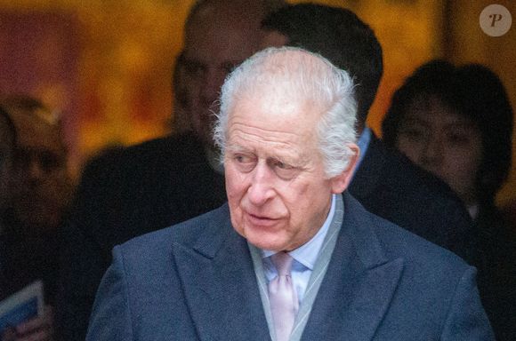 Le roi Charles III d'Angleterre, quitte l'église catholique de l'Immaculée Conception à Londres le 17 décembre 2024.