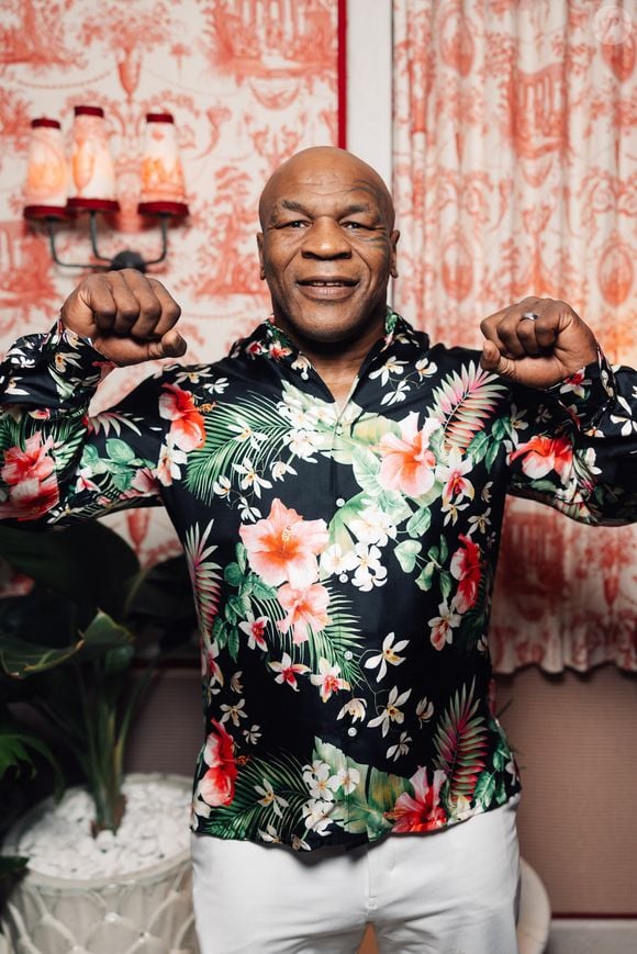 Mais aussi Mike Tyson, l'ancien champion de boxe

Exclusif - Mike Tyson - Soirée "The Saint Barths Dinner by Gala One" à l'Eden Rock à Saint-Barhélémy le 29 décembre 2024. Le Dîner Saint Barths by Gala One est un dîner exclusif sur invitation uniquement organisé à l'Eden Rock. La liste des invités est un « who's who » de fervents partisans des événements passés du Gala d'été et du Gala One, ainsi que d'un groupe sélectionné d'autres philanthropes et notables partageant les mêmes idées. Les invités au dîner ont contribueé aux fonds essentiels pour les organisations soutenant la protection des enfants, la conservation de la biodiversité, l’aide à ceux qui en ont besoin et la préservation des précieuses eaux et terres du monde.
© Sam Delepch / Tiziano Da Silva / Bestimage