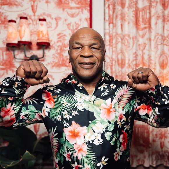Mais aussi Mike Tyson, l'ancien champion de boxe

Exclusif - Mike Tyson - Soirée "The Saint Barths Dinner by Gala One" à l'Eden Rock à Saint-Barhélémy le 29 décembre 2024. Le Dîner Saint Barths by Gala One est un dîner exclusif sur invitation uniquement organisé à l'Eden Rock. La liste des invités est un « who's who » de fervents partisans des événements passés du Gala d'été et du Gala One, ainsi que d'un groupe sélectionné d'autres philanthropes et notables partageant les mêmes idées. Les invités au dîner ont contribueé aux fonds essentiels pour les organisations soutenant la protection des enfants, la conservation de la biodiversité, l’aide à ceux qui en ont besoin et la préservation des précieuses eaux et terres du monde.
© Sam Delepch / Tiziano Da Silva / Bestimage