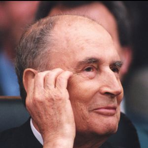 Mazarine Pingeot grandit dans cet environnement protégé, entre normalité apparente et invisibilité sociale, avant de rejoindre plus tard la sphère publique.
ARCHIVES - FRANCOIS MITTERRAND AU PARC DES PRINCES. AGENCE / BESTIMAGE