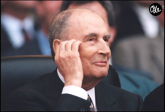 Mazarine Pingeot grandit dans cet environnement protégé, entre normalité apparente et invisibilité sociale, avant de rejoindre plus tard la sphère publique. 

ARCHIVES - FRANCOIS MITTERRAND AU PARC DES PRINCES. AGENCE / BESTIMAGE