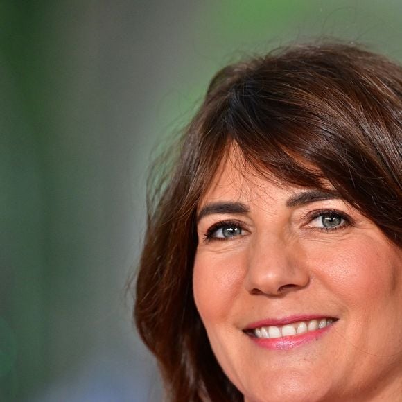 Estelle Denis présente son émission "Estelle Midi" (RMC) depuis le sommet pour l'action sur l'IA au Grand Palais à Paris le 10 février 2025.

© Christian Liewig / Bestimage