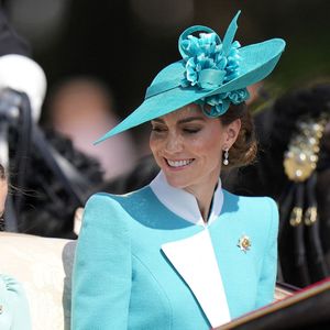 Colonel des Irish Guards, elle était assise à côté de sa fille avec Louis et son frère aîné George assis en face d'eux.

La princesse Charlotte de Galles, Catherine (Kate) Middleton, princesse de Galles - Les membres de la famille royale britannique arrivent à Buckingham Palace pour la cérémonie Trooping the Colour à Londres, le 14 juin 2025. Affecté par le crash du Boeing 787 Dreamliner à Ahmedabad du 12 juin, le souverain et les officiels porteront un brassard noir en hommage aux plus de 270 victimes. Bon nombre d'elles étaient des ressortissants britanniques.
© James Whatling / Bestimage