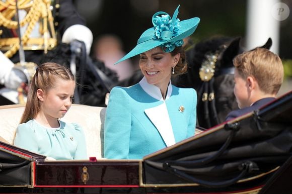 Colonel des Irish Guards, elle était assise à côté de sa fille avec Louis et son frère aîné George assis en face d'eux.

La princesse Charlotte de Galles, Catherine (Kate) Middleton, princesse de Galles - Les membres de la famille royale britannique arrivent à Buckingham Palace pour la cérémonie Trooping the Colour à Londres, le 14 juin 2025. Affecté par le crash du Boeing 787 Dreamliner à Ahmedabad du 12 juin, le souverain et les officiels porteront un brassard noir en hommage aux plus de 270 victimes. Bon nombre d'elles étaient des ressortissants britanniques.
© James Whatling / Bestimage