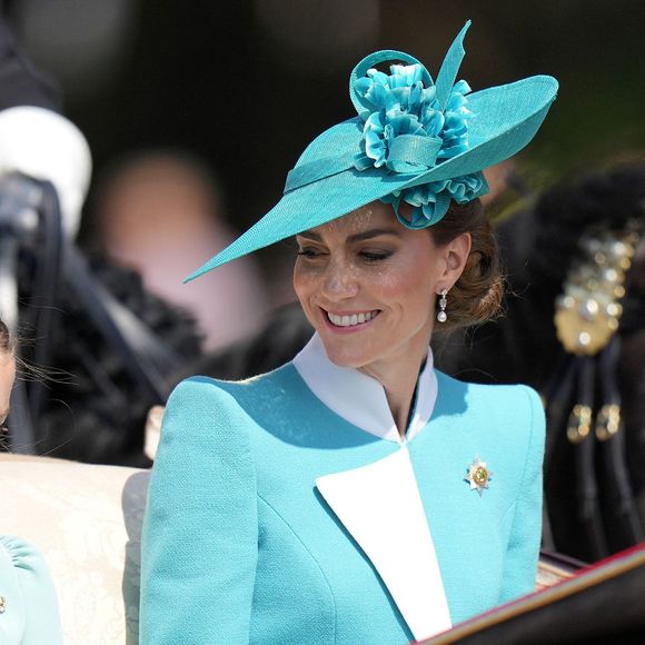 Colonel des Irish Guards, elle était assise à côté de sa fille avec Louis et son frère aîné George assis en face d'eux.

La princesse Charlotte de Galles, Catherine (Kate) Middleton, princesse de Galles - Les membres de la famille royale britannique arrivent à Buckingham Palace pour la cérémonie Trooping the Colour à Londres, le 14 juin 2025. Affecté par le crash du Boeing 787 Dreamliner à Ahmedabad du 12 juin, le souverain et les officiels porteront un brassard noir en hommage aux plus de 270 victimes. Bon nombre d'elles étaient des ressortissants britanniques.
© James Whatling / Bestimage