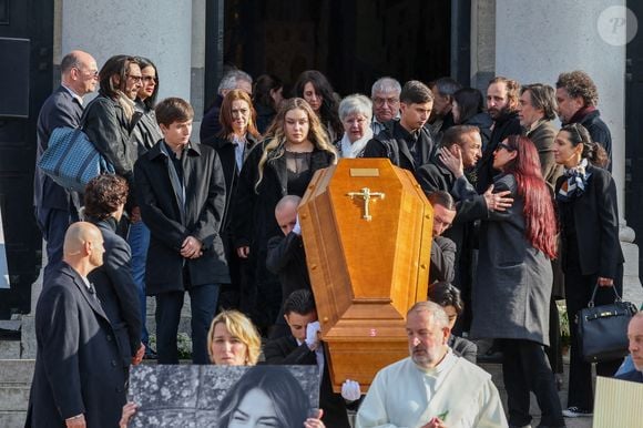 Maël Ferracci, Milla Savarese, la fille de la défunte, Enzo Ferracci et le veuf Michel Ferracci, le diacre Pierre-Jean Franceschi  à la sortie des obsèques d'Emilie Dequenne au cimetière Père Lachaise à Paris, France, le 26 mars 2025. © Cyril Moreau/Bestimage
