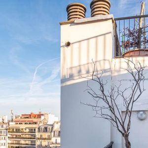 Le propriétaire actuel, un professionnel de l'immobilier, a en effet entièrement repensé et modernisé les espaces pour révéler tout le potentiel de l'endroit.

Architecture de collection - Capture d'écran - Dernière demeure de Claude François.