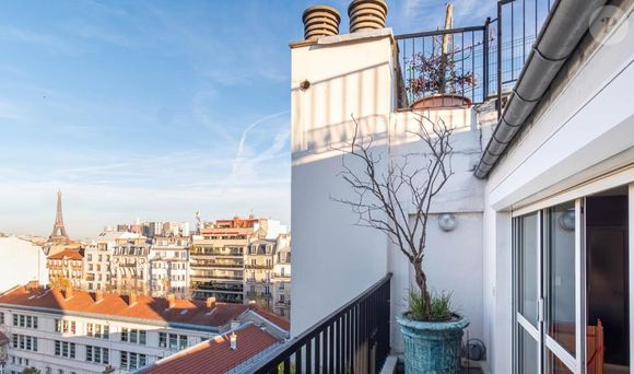 Le propriétaire actuel, un professionnel de l'immobilier, a en effet entièrement repensé et modernisé les espaces pour révéler tout le potentiel de l'endroit.

Architecture de collection - Capture d'écran - Dernière demeure de Claude François.