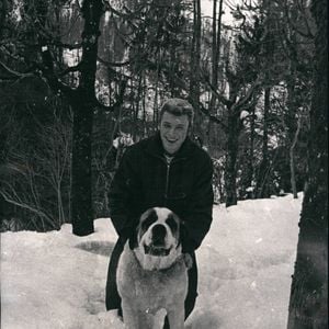 Archives - Johnny Hallyday et un chien à Gstaad en 1962. © Keystone Press Agency / Zuma Press / Bestimage