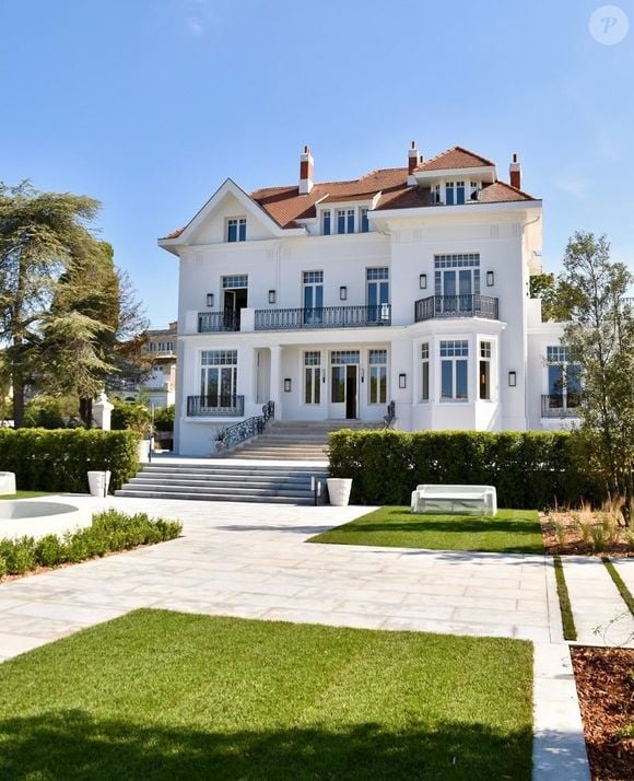 Acquis en 1998 par la Couronne britannique, cet édifice du XIXe siècle, entouré de 900 m² de jardins, a longtemps servi de Consulat d’Angleterre...

Instagram @ichtus_magazine