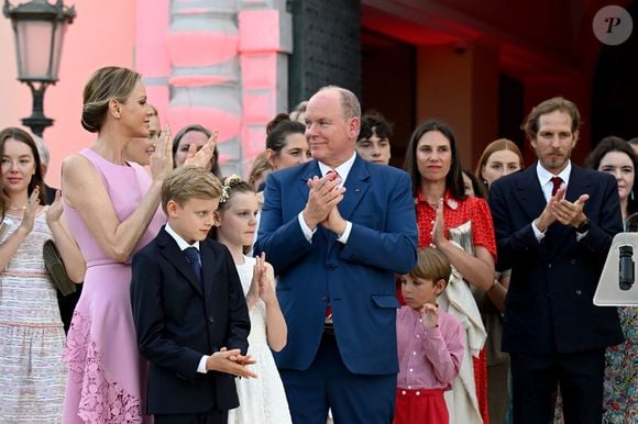 La princesse Alexandra de Hanovre, la princesse Charlene de Monaco, le prince Albert II de Monaco, le prince héréditaire Jacques, la princesse Gabriella, le prince Albert II de Monaco, Tatiana Santo Domingo, Maximilian Casiraghiet Andrea Casiraghi - Célébration des 20 ans de règne du prince souverain Albert II de Monaco sur la place du Palais à Monaco, le 19 juillet 2025. © Bruno Bebert/Bestimage