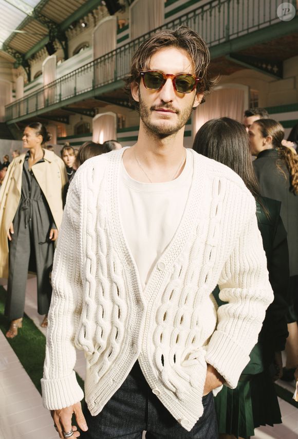 "Je suis honnêtement un poil inquiet, quoi. Je ne veux pas casser l'ambiance, évidemment, mais c'est dur, là, d'être optimiste", a-t-il avoué. 

Pierre Niney au Front Row du défilé Lacoste Collection Femme Prêt-à-Porter Printemps/Eté 2026 lors de la Fashion Week de Paris (PFW), au Lycée Carnot, à Paris, France, le 5 octobre 2025. © Sam Delpech/Bestimage