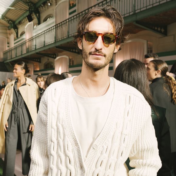 "Je suis honnêtement un poil inquiet, quoi. Je ne veux pas casser l'ambiance, évidemment, mais c'est dur, là, d'être optimiste", a-t-il avoué. 

Pierre Niney au Front Row du défilé Lacoste Collection Femme Prêt-à-Porter Printemps/Eté 2026 lors de la Fashion Week de Paris (PFW), au Lycée Carnot, à Paris, France, le 5 octobre 2025. © Sam Delpech/Bestimage