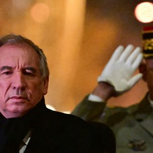 À l'occasion des commémorations des 80 ans de la libération d'Auschwitz, le Premier ministre François Bayrou ravive la flamme du soldat inconnu sous l'Arc de Triomphe à Paris, France, len27 janvier 2025, en présence de représentants de l'Union des déportés d'Auschwitz. © Christian Liewig/Bestimage