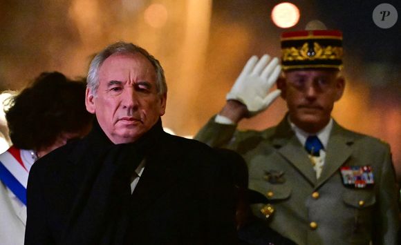 À l'occasion des commémorations des 80 ans de la libération d'Auschwitz, le Premier ministre François Bayrou ravive la flamme du soldat inconnu sous l'Arc de Triomphe à Paris, France, len27 janvier 2025, en présence de représentants de l'Union des déportés d'Auschwitz. © Christian Liewig/Bestimage