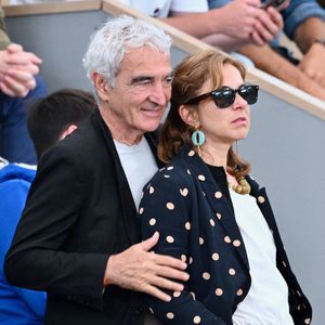 Raymond Domenech et sa nouvelle compagne ont été aperçus dans les tribunes lors du tournoi de Roland-Garros, le 6 juin 2025 à Paris, en France. Photo : ABACAPRESS.COM