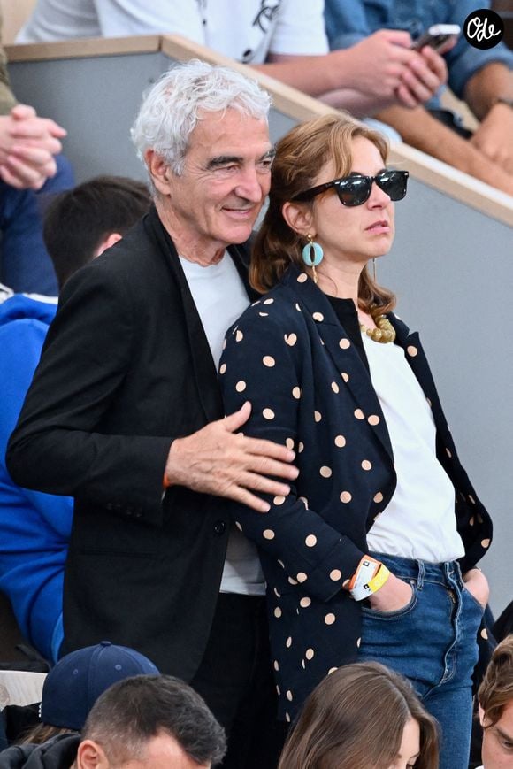 Raymond Domenech et sa nouvelle compagne ont été aperçus dans les tribunes lors du tournoi de Roland-Garros, le 6 juin 2025 à Paris, en France. Photo : ABACAPRESS.COM