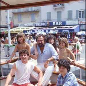 Onze enfants dont quelques fils devenus célèbres comme Xavier ou encore Alexandre...

Richard Anthony en famille à St Tropez l'été 1983 - © Daniel Angeli Bestimage
