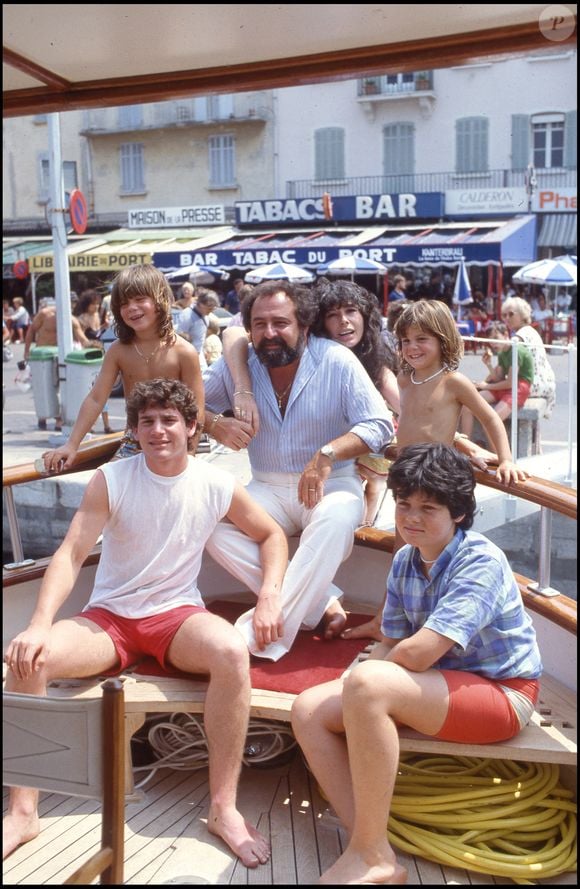 Onze enfants dont quelques fils devenus célèbres comme Xavier ou encore Alexandre...

Richard Anthony en famille à St Tropez l'été 1983 - © Daniel Angeli Bestimage