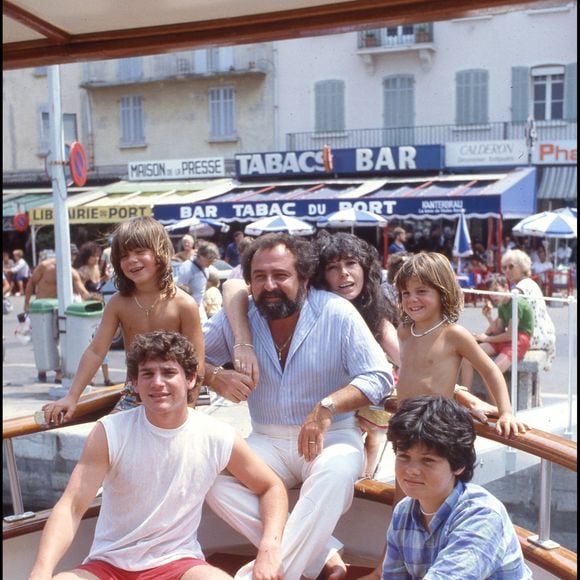 Onze enfants dont quelques fils devenus célèbres comme Xavier ou encore Alexandre...

Richard Anthony en famille à St Tropez l'été 1983 - © Daniel Angeli Bestimage