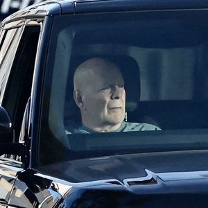 L'acteur, atteint d’une démence frontotemporale, a été installé dans une résidence à part par son épouse Emma Heming

Bruce Willis a été aperçu en train de profiter d'une balade en voiture avec son chauffeur, admirant les paysages de la ville.
©Backgrid USA / Bestimage