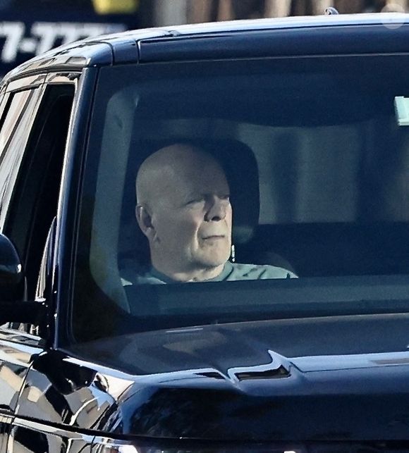 L'acteur, atteint d’une démence frontotemporale, a été installé dans une résidence à part par son épouse Emma Heming

Bruce Willis a été aperçu en train de profiter d'une balade en voiture avec son chauffeur, admirant les paysages de la ville.
©Backgrid USA / Bestimage