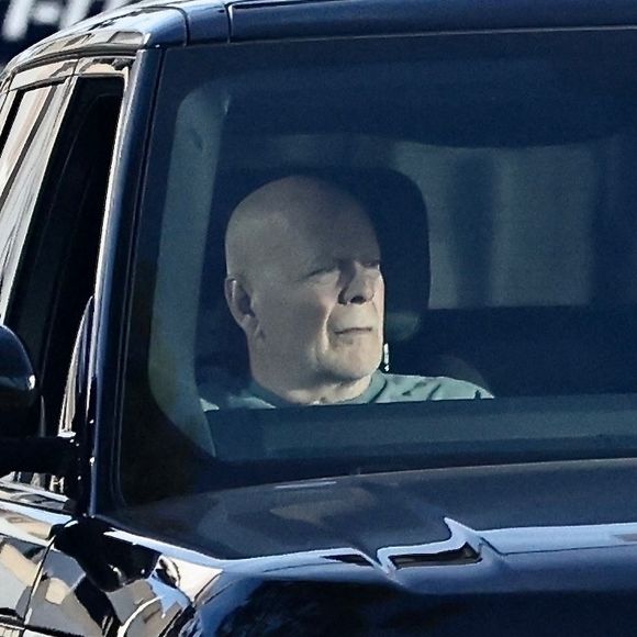 L'acteur, atteint d’une démence frontotemporale, a été installé dans une résidence à part par son épouse Emma Heming

Bruce Willis a été aperçu en train de profiter d'une balade en voiture avec son chauffeur, admirant les paysages de la ville.
©Backgrid USA / Bestimage