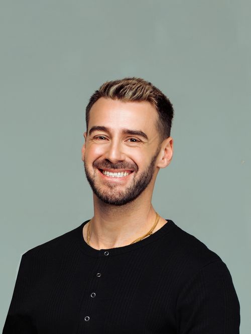 INTERVIEW Jonatan Cerrada (Nouvelle Star) : “Pas facile pour deux garçons d’avoir des enfants, mon mari et moi avons eu de la chance”