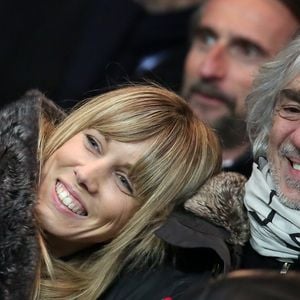 Louis Bertignac et sa compagne Laeticia au quart de finale de la Coupe de France de football entre le PSG et l'AS Monaco (2-0) au Parc des Princes à Paris le 4 mars 2015.

DOMINIQUE JACOVIDES / BESTIMAGE